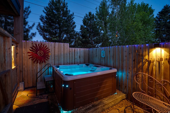 Loft off Center Street & hot tub!