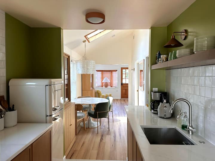 Tiny bungalow w/beach badges, 3 min to ocean