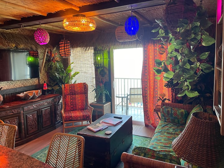 Tiki Themed Waterfront Condo on Tampa Bay