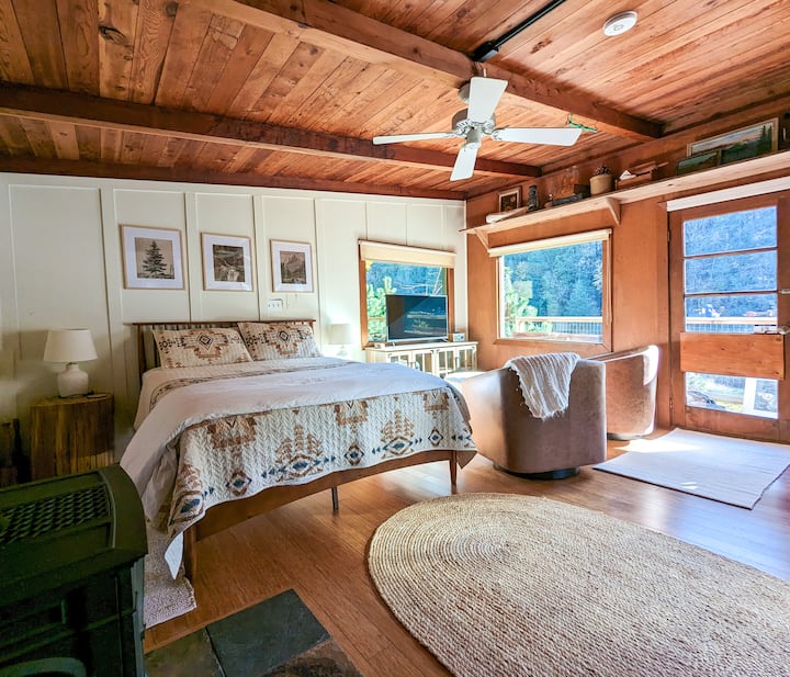 Secluded White Salmon River Cabin