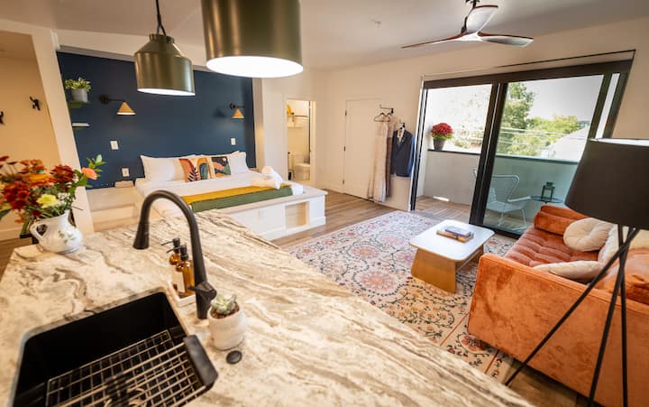 Hygge Studio- Stylish New Main Street Apartment