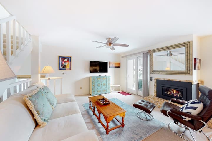 2BR with hot tub, pool & fireplace - near slopes