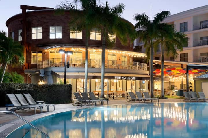 Disney Nearby | Full Kitchen + Infinity Pool