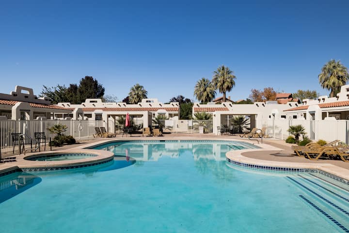Pool, jacuzzi, hiking, biking, pickleball and more