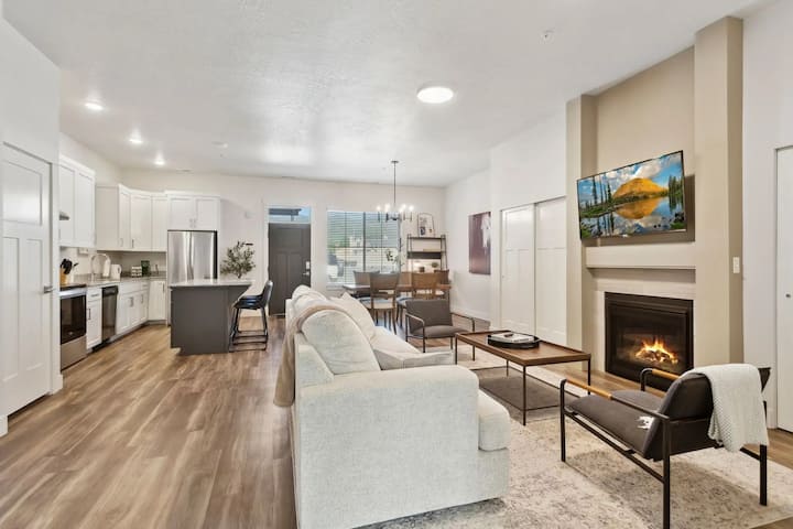 Cozy 1-Bed Getaway | Walk to Midway downtown