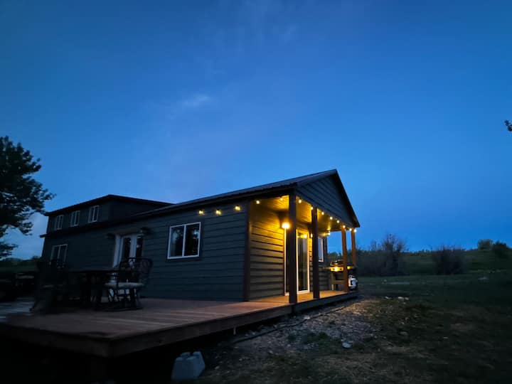Cabin on riverfront acreage minutes from Red Lodge