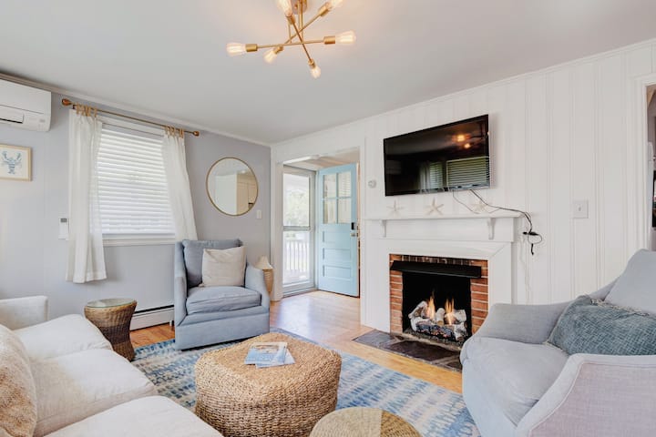 Saltwind Cottage | Fireplace • Beach • Cozy