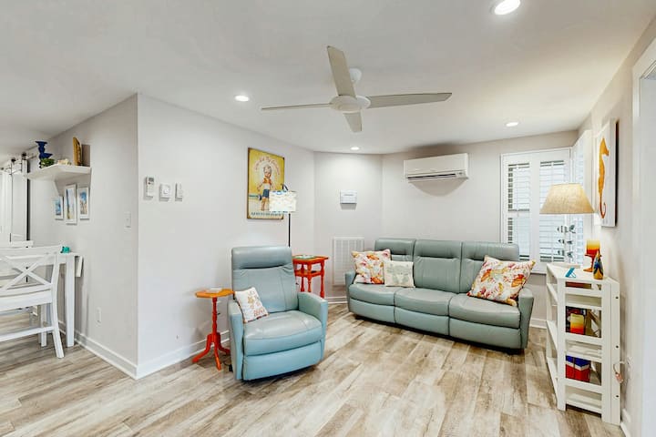 The Boxwood House condo beach access WIFI Dogs OK
