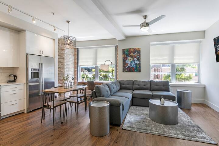 Ideal Condo near City Hot Spots