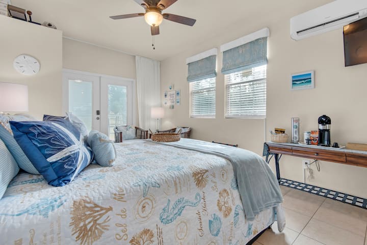 Cozy Bayou Cottage - just steps from the water