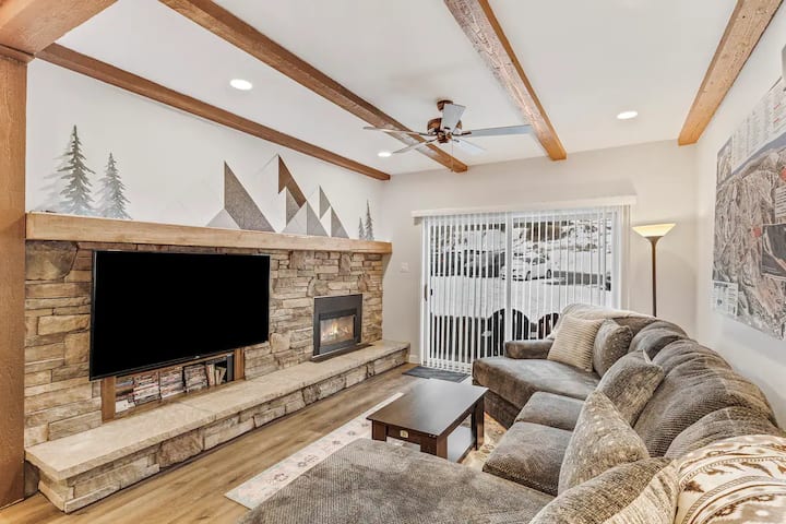 Hillside Haven - King bed/Heated Pool/Mtn Views