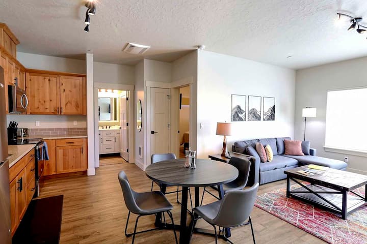 Brundage Suite~ Hot Tub and Views Downtown McCall