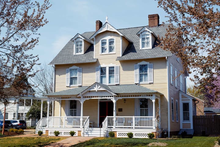 Armistead House - Room 203 (2nd Floor)