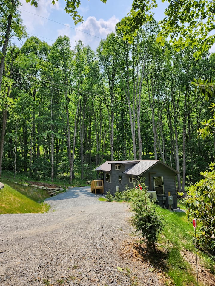 Cozy Mountain Hideaway - Pet Friendly