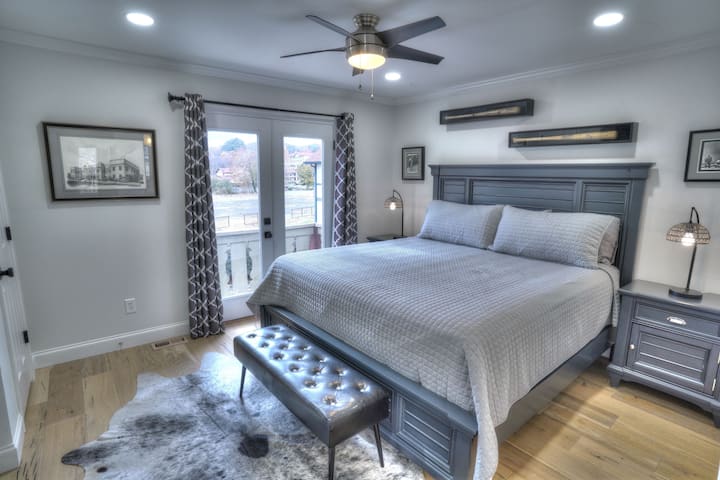 2 Master suites on the River! Walking to Downtown