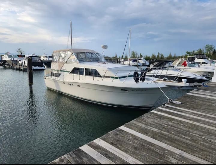 Relaxing 2 bedroom yacht 