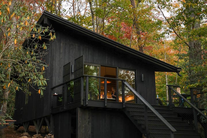 The Hive: Luxury Cabin with Sauna and Outdoor Tub