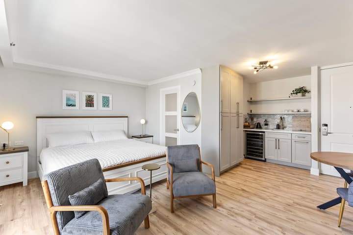 Modern Unit with Stunning Waikiki View w/ Lanai