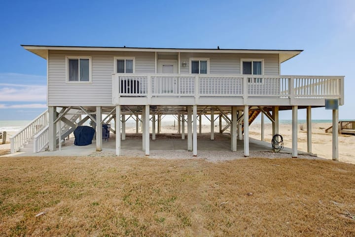 Dog-Friendly Home Right On Beach w/ Private Washer