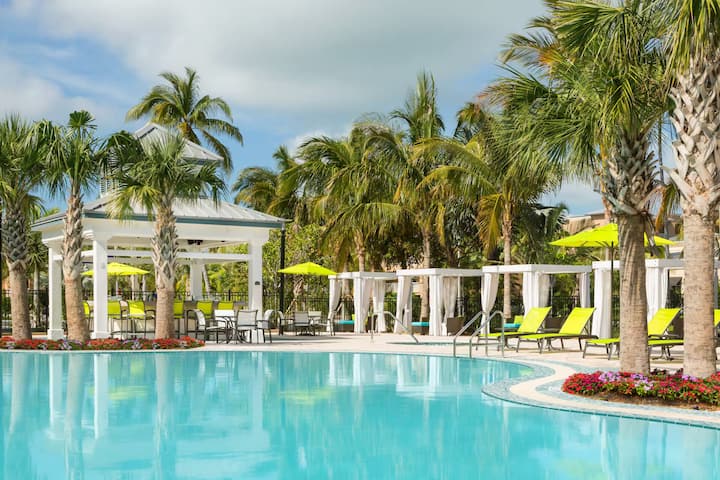 *Near Smathers Beach | Pool + Dining & Bar