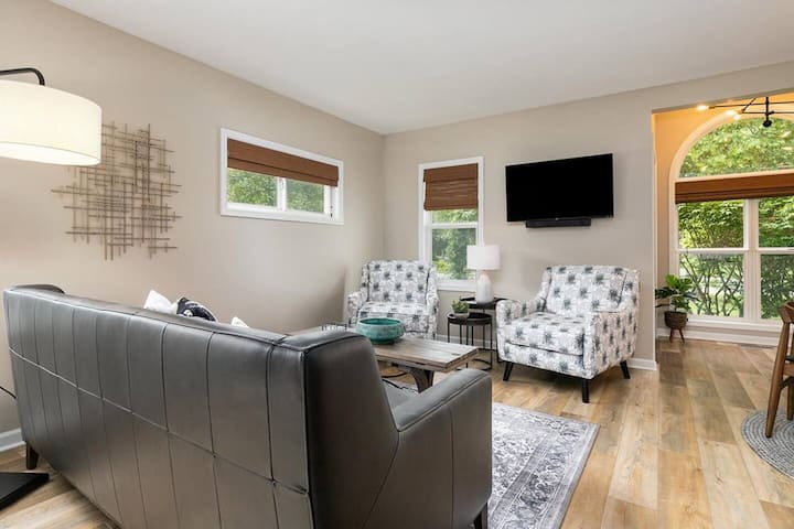 2min walk downtown|Pet Friendly|Offstreet Parking