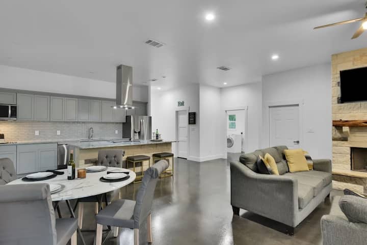 Lake Getaway • Sleeps 10 • Game Room + Fire Pit