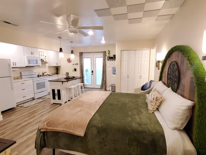 Themed Studio • King Bd • Full Kitchen • The Pony