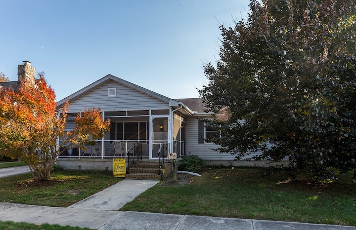Pet friendly cottage 4 blocks to Beach