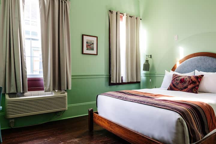 The Frenchmen New Orleans by Kasa | Queen Room