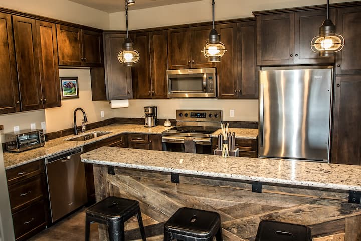 Roseberry Penthouse-Hot Tub, Deck, Downtown Views