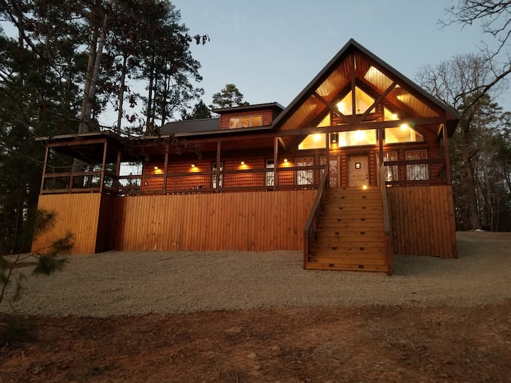 Romantic Getaway- Hot Tub, Firepit, Screened Porch
