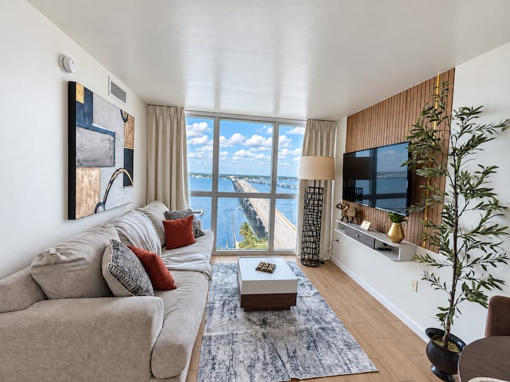 The Grand Horizont • Waterfront & City Views