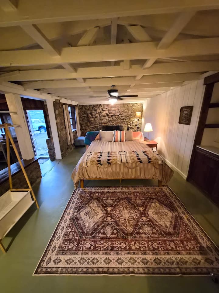 Charming and Cozy Fireplace Studio with Kitchen