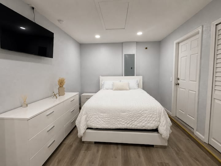 Modern Private Studio | Full Kitchen & Bath
