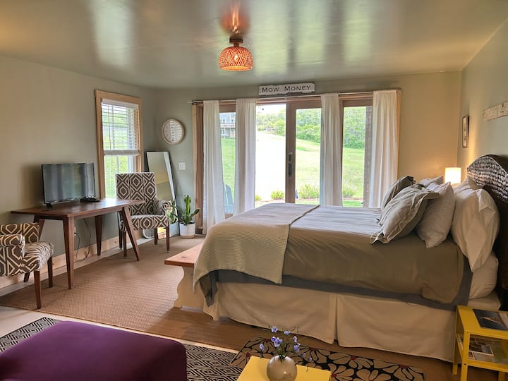 Private studio
1 mile from New Harbor