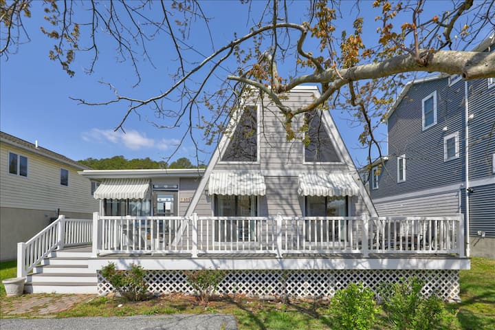 A-mazing Beach Cottage on Canal & Trolley Route