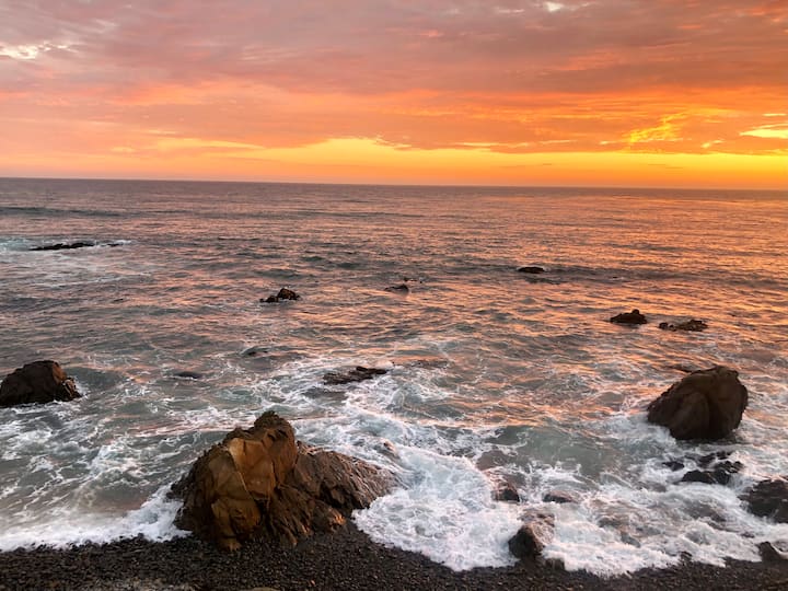 Cozy stylish Cambria home ocean view: 1block2ocean