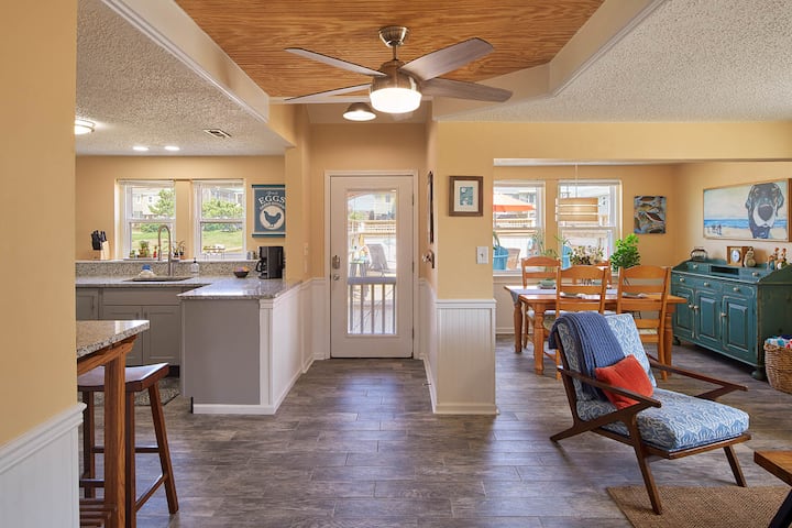 The OBX Coast Office! Charming Beach Road Cottage