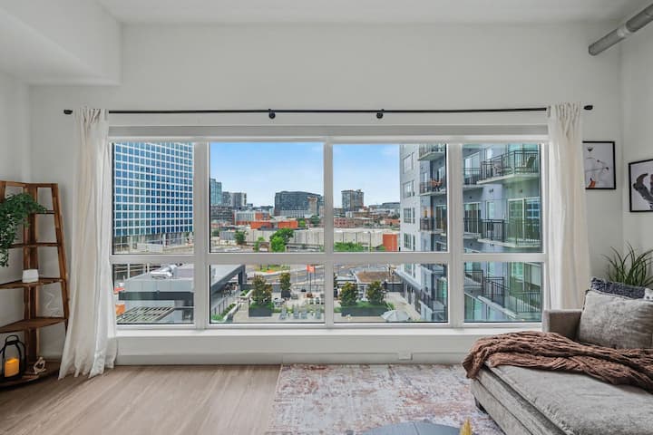 Luxury SoBro Retreat•Walk to Broadway•Rooftop Pool