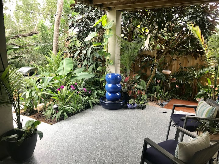 Tropical Garden Studio Cottage (2 miles to beach)