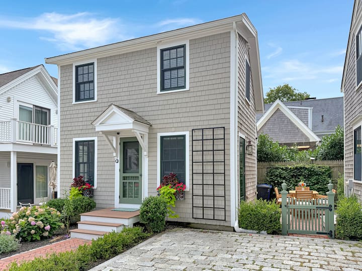 Freestanding Cottage – East End Gallery District