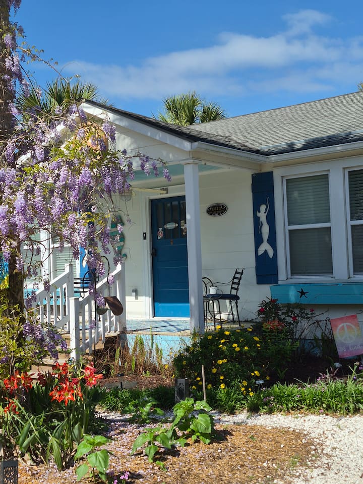 Whimsical, 1940s Cottage 4 blocks to the Ocean!