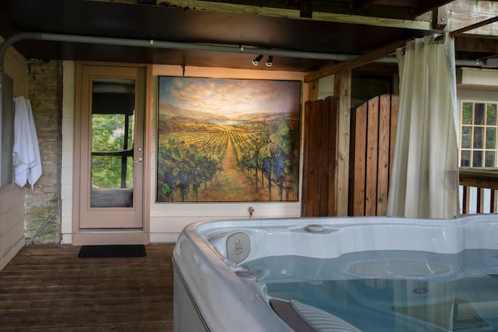 NAPA Suite • Hot Tub • Downtown • Original Art