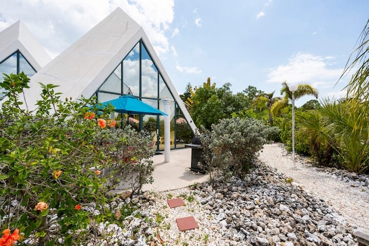 Unforgettable Pyramid home in sunny Florida 7046