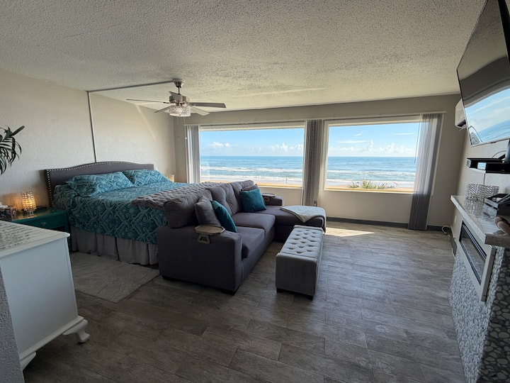 Stunning oceanviews! King suite w/ private balcony
