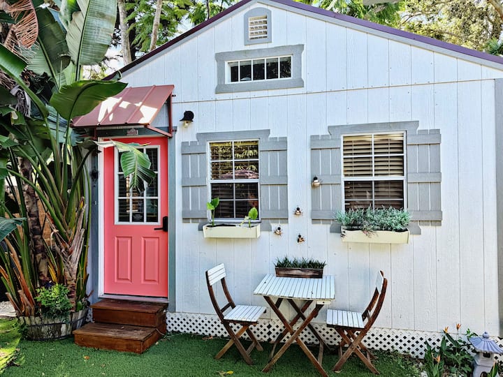 Centrally Located Cozy 1-bed Private Cottage!