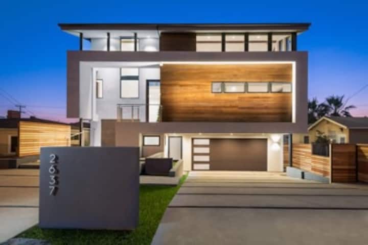 Modern Guest House AT THE BEACH in Carlsbad.