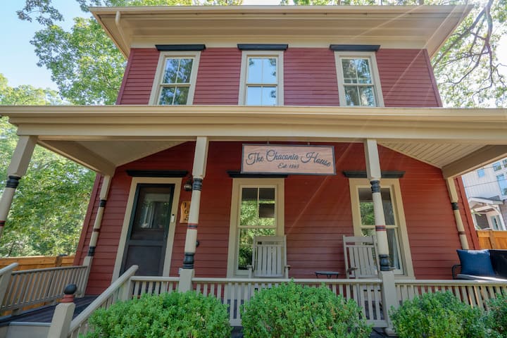Cozy Historic Home, 8 min downtown, Large Yard