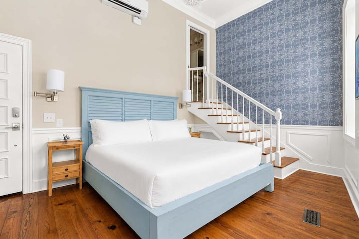Best Location, 2bd in Heart of French Quarter!