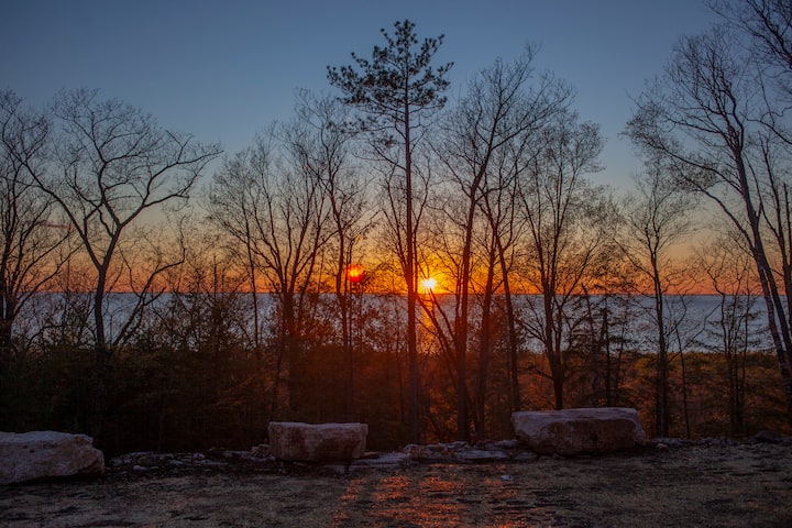 *New listing-Sunset Escape- hot tub & bay views
